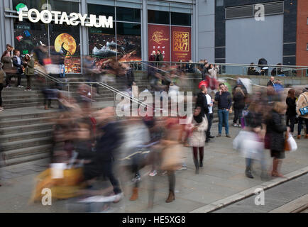 Des problèmes de mise au point shoppers Noël à Manchester, au Royaume-Uni. 17 Décembre, 2016. Pre-Boxing Footasylum jour commence dans la ville avec plusieurs détaillants promotions publicité maintenant dans à la dernière semaine de shopping avant Noël. On dirait que tous les autres nouveau client est porteur d'un sac d'achats et, dans certains cas, beaucoup, beaucoup d'articles de biens achetés à partir de la vaste gamme de détaillants de classe spéciale de haut, chaussures sneakers, formateurs et vêtements magasins dans et autour de Piccadilly Centre-ville. © MediaWorldImages/Alamy Live News Banque D'Images