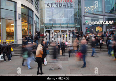 Vie quotidienne, scènes de rue à Manchester, au Royaume-Uni. 17 Décembre, 2016. Pre-Boxing jour commence dans la ville avec plusieurs détaillants promotions publicité maintenant dans à la dernière semaine de shopping avant Noël. On dirait que tous les autres nouveau client est porteur d'un sac d'achats et, dans certains cas, beaucoup, beaucoup d'articles de biens achetés à partir de la vaste gamme de détaillants de grande classe dans et autour de Piccadilly Centre-ville. © MediaWorldImages/Alamy Live News Banque D'Images