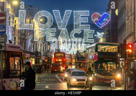 Brighton, UK. 25Th Dec 2016. Rue Noël décorations dans Brighton city centre © Andrew Hasson/Alamy Live News Banque D'Images