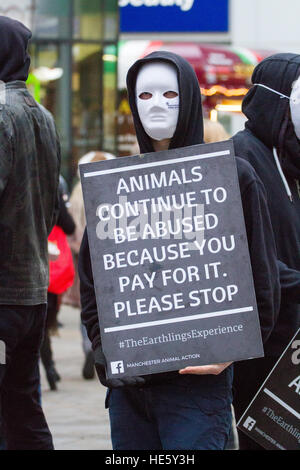 Protestation Vegan, Piccadilly, Manchester, UK : 25th Dec 2016. Groupe de défense des droits des animaux masqués Les Terriens 'expérience' organiser une flash mob manifestation à Manchester, Royaume-Uni. © Cernan Elias/Alamy Live News Banque D'Images