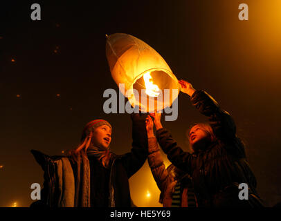 Zagreb, Croatie. 25Th Dec 2016. Les enfants de presse une lanterne ciel sur l'aide humanitaire "les lumières de Noël de voeux", libérant lanternes de Noël 5000 pour une maladie du thymus. Credit : Nino/Marcutti Alamy Live News Banque D'Images