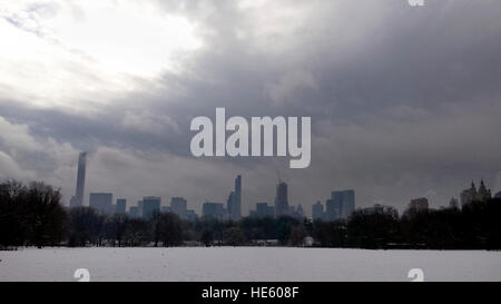 New York City, USA. 25Th Dec 2016. Nous Météo : la neige recouvre la grande pelouse au New York City's Central Park dans l'après-midi du samedi, Décembre 17th, 2016. Une neige légère d'un peu plus de 2 pouces a couvert la région de New York aujourd'hui. au loin une partie de la skyline de Manhattan peut être vu avec une couverture nuageuse basse masquer certains des bâtiments. Crédit : Adam Stoltman/Alamy Live News Banque D'Images