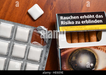 Sieversdorf, Allemagne. Le 15 décembre, 2016. ILLUSTRATION - Cigarettes et la gomme de nicotine peut être vu sur une table à Sieversdorf, Allemagne, 15 décembre 2016. Un des plus commune résolution du nouvel an est d'arrêter de fumer. De plus en plus de gens tentent de sortir de la dépendance. Mais comme même la gomme à la nicotine ne sont pas de solution parfaite. Photo : Patrick Pleul/dpa-Zentralbild/dpa/Alamy Live News Banque D'Images