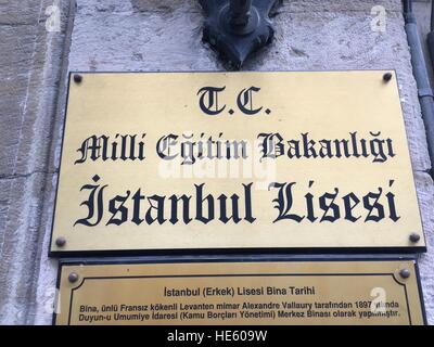 Istanbul, Turquie. 25Th Dec 2016. Un signe de Lisesi School à Istanbul, Turquie, 17 décembre 2016. Les autorités turques ont interdit le thème de Noël de leçons pour la première fois dans une école Allemande à Istanbul verbannt. La chorale de l'école a également été empêchée de prendre part dans le traditionnel concert de Noël à la German consulat général. Photo : Linda Dire/dpa/Alamy Live News Banque D'Images