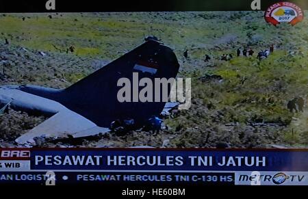 La Papouasie. Dec 18, 2016. Un plat pour prises, le 18 décembre 2016 par Metro TV affiche l'image des débris d'un avion militaire indonésienne s'est écrasé dans la province de Papouasie, Indonésie. Les 13 personnes à bord sont mortes. Chef d'état-major de la force aérienne Agus Thierry Darcet dit Metro TV l'avion transportait des fournitures alimentaires de Timika à Wamena lorsqu'il s'est écrasé dimanche. © Metro TV/Xinhua/Alamy Live News Banque D'Images
