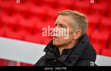 Würzburg, Allemagne. Dec 18, 2016. L'entraîneur de Stuttgart, Hannes Wolf, photographiés avant le 2ème match de football Bundesliga entre Wuerzburger Kickers et le VfB Stuttgart à l'Arène Flyeralarm à Würzburg, Allemagne, 18 décembre 2016. (CONDITIONS D'EMBARGO - ATTENTION : En raison de l'accréditation, le LDF guidlines n'autorise la publication et l'utilisation de jusqu'à 15 photos par correspondance sur internet et dans les médias en ligne pendant le match.) Photo : Nicolas Armer/dpa/Alamy Live News Banque D'Images