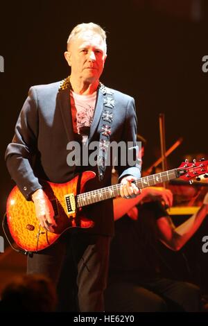 Hambourg, Allemagne. 25Th Dec 2016. John Miles live 2016 Night of the Proms à Barclaycard, Hamburg. Utilisation dans le monde entier 16.12.2016 | © dpa/Alamy Live News Banque D'Images