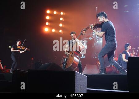 Hambourg, Allemagne. 25Th Dec 2016. Trois temps pour vivre à 2016 Night of the Proms à Barclaycard, Hamburg. Utilisation dans le monde entier 16.12.2016 | © dpa/Alamy Live News Banque D'Images