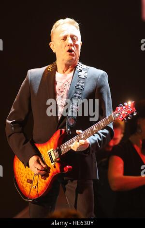 Hambourg, Allemagne. 25Th Dec 2016. John Miles live 2016 Night of the Proms à Barclaycard, Hamburg. Utilisation dans le monde entier 16.12.2016 | © dpa/Alamy Live News Banque D'Images