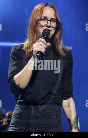 Hambourg, Allemagne. 25Th Dec 2016. Stefanie Heinzmann live 2016 Night of the Proms à Barclaycard, Hamburg. Utilisation dans le monde entier 16.12.2016 | © dpa/Alamy Live News Banque D'Images