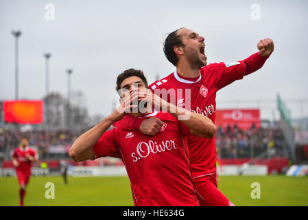 Würzburg, Allemagne. Dec 18, 2016. L'Nejmeddin Wuerzburg Daghfous (l) célèbre son 3:0 but avec Rico Benatelli lors de la 2e Bundesliga match de foot entre Wuerzburger Kickers et le VfB Stuttgart à l'Arène Flyeralarm à Würzburg, Allemagne, 18 décembre 2016. (CONDITIONS D'EMBARGO - ATTENTION : En raison de l'accréditation, le LDF guidlines n'autorise la publication et l'utilisation de jusqu'à 15 photos par correspondance sur internet et dans les médias en ligne pendant le match.) Photo : Nicolas Armer/dpa/Alamy Live News Banque D'Images