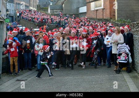 Londonderry, en Irlande du Nord. Au 18 décembre 2016. Les cavaliers de Noël Record du monde. Des milliers de personnes se rassemblent à Londonderry dans une tentative de briser le record mondial Guinness du plus grand nombre de personnes dans un lieu portant des cavaliers de Noël. L'événement était organisé par l'Hospice Foyle. Le record précédent de 3 473 est fixé dans le Kansas, USA en 2015. ©George Sweeney / Alamy Live News Banque D'Images