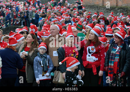 Londonderry, en Irlande du Nord. Au 18 décembre 2016. Les cavaliers de Noël Record du monde. Des milliers de personnes se rassemblent à Londonderry dans une tentative de briser le record mondial Guinness du plus grand nombre de personnes dans un lieu portant des cavaliers de Noël. L'événement était organisé par l'Hospice Foyle. Le record précédent de 3 473 est fixé dans le Kansas, USA en 2015. ©George Sweeney / Alamy Live News Banque D'Images