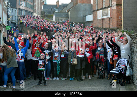 Londonderry, en Irlande du Nord. Au 18 décembre 2016. Les cavaliers de Noël Record du monde. Des milliers de personnes se rassemblent à Londonderry dans une tentative de briser le record mondial Guinness du plus grand nombre de personnes dans un lieu portant des cavaliers de Noël. L'événement était organisé par l'Hospice Foyle. Le record précédent de 3 473 est fixé dans le Kansas, USA en 2015. ©George Sweeney / Alamy Live News Banque D'Images