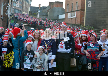 Londonderry, en Irlande du Nord. Au 18 décembre 2016. Les cavaliers de Noël Record du monde. Des milliers de personnes se rassemblent à Londonderry dans une tentative de briser le record mondial Guinness du plus grand nombre de personnes dans un lieu portant des cavaliers de Noël. L'événement était organisé par l'Hospice Foyle. Le record précédent de 3 473 est fixé dans le Kansas, USA en 2015. ©George Sweeney / Alamy Live News Banque D'Images