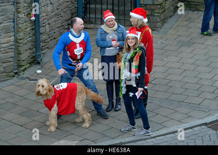 Londonderry, en Irlande du Nord. Au 18 décembre 2016. Les cavaliers de Noël Record du monde. Des milliers de personnes se rassemblent à Londonderry dans une tentative de briser le record mondial Guinness du plus grand nombre de personnes dans un lieu portant des cavaliers de Noël. L'événement était organisé par l'Hospice Foyle. Le record précédent de 3 473 est fixé dans le Kansas, USA en 2015. ©George Sweeney / Alamy Live News Banque D'Images