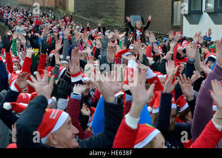 Londonderry, en Irlande du Nord. Au 18 décembre 2016. Les cavaliers de Noël Record du monde. Des milliers de personnes se rassemblent à Londonderry dans une tentative de briser le record mondial Guinness du plus grand nombre de personnes dans un lieu portant des cavaliers de Noël. L'événement était organisé par l'Hospice Foyle. Le record précédent de 3 473 est fixé dans le Kansas, USA en 2015. ©George Sweeney / Alamy Live News Banque D'Images