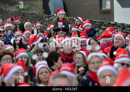 Londonderry, en Irlande du Nord. Au 18 décembre 2016. Les cavaliers de Noël Record du monde. Des milliers de personnes se rassemblent à Londonderry dans une tentative de briser le record mondial Guinness du plus grand nombre de personnes dans un lieu portant des cavaliers de Noël. L'événement était organisé par l'Hospice Foyle. Le record précédent de 3 473 est fixé dans le Kansas, USA en 2015. ©George Sweeney / Alamy Live News Banque D'Images