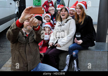 Londonderry, en Irlande du Nord. Au 18 décembre 2016. Les cavaliers de Noël Record du monde. Des milliers de personnes se rassemblent à Londonderry dans une tentative de briser le record mondial Guinness du plus grand nombre de personnes dans un lieu portant des cavaliers de Noël. L'événement était organisé par l'Hospice Foyle. Le record précédent de 3 473 est fixé dans le Kansas, USA en 2015. ©George Sweeney / Alamy Live News Banque D'Images