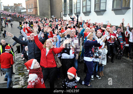 Londonderry, en Irlande du Nord. Au 18 décembre 2016. Les cavaliers de Noël Record du monde. Des milliers de personnes se rassemblent à Londonderry dans une tentative de briser le record mondial Guinness du plus grand nombre de personnes dans un lieu portant des cavaliers de Noël. L'événement était organisé par l'Hospice Foyle. Le record précédent de 3 473 est fixé dans le Kansas, USA en 2015. ©George Sweeney / Alamy Live News Banque D'Images