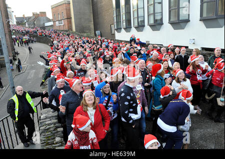 Londonderry, en Irlande du Nord. Au 18 décembre 2016. Les cavaliers de Noël Record du monde. Des milliers de personnes se rassemblent à Londonderry dans une tentative de briser le record mondial Guinness du plus grand nombre de personnes dans un lieu portant des cavaliers de Noël. L'événement était organisé par l'Hospice Foyle. Le record précédent de 3 473 est fixé dans le Kansas, USA en 2015. ©George Sweeney / Alamy Live News Banque D'Images