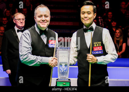 Glasgow, Ecosse, Royaume-Uni. Dec 18, 2016. Les Scottish Open Snooker Images finales de la session de l'après-midi à l'Emirates Arena Glasgow entre Marco Fu & John Higgins Crédit : Colin Poultney/Alamy Live News Banque D'Images