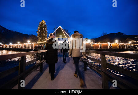 Tegernsee, Allemagne. Dec 18, 2016. Les lumières du marché de Noël de l'avent "Rottacher » témoignent dans le lac Tegernsee à Rottach-Egern, Allemagne, 18 décembre 2016. Photo : Matthias Balk/dpa/Alamy Live News Banque D'Images