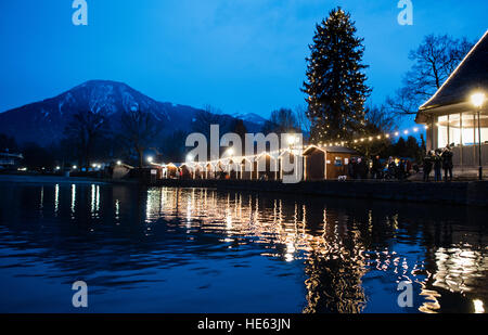 Tegernsee, Allemagne. Dec 18, 2016. Les lumières du marché de Noël de l'avent "Rottacher » témoignent dans le lac Tegernsee à Rottach-Egern, Allemagne, 18 décembre 2016. Photo : Matthias Balk/dpa/Alamy Live News Banque D'Images