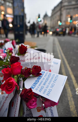 Oxford Street, Londres, Royaume-Uni. Au 18 décembre 2016. 'Les Roses pour la paix" Jeunes femmes musulmanes distribuent des roses aux acheteurs sur Oxfrord Street aujourd'hui. Crédit : Matthieu Chattle/Alamy Live News Banque D'Images