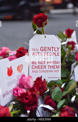 Oxford Street, Londres, Royaume-Uni. Au 18 décembre 2016. 'Les Roses pour la paix" Jeunes femmes musulmanes distribuent des roses aux acheteurs sur Oxfrord Street aujourd'hui. Crédit : Matthieu Chattle/Alamy Live News Banque D'Images