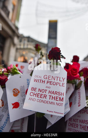 Oxford Street, Londres, Royaume-Uni. Au 18 décembre 2016. 'Les Roses pour la paix" Jeunes femmes musulmanes distribuent des roses aux acheteurs sur Oxfrord Street aujourd'hui. Crédit : Matthieu Chattle/Alamy Live News Banque D'Images