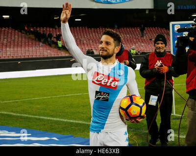 Naples, Italie. Dec 18, 2016. Dries Mertens à la fin de la Serie A italienne, match de foot entre SSC Napoli et Turin au stade San Paolo à Naples, Italie, 18 décembre 2016 © agnfoto/Alamy Live News Banque D'Images