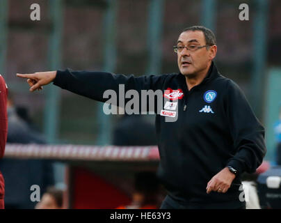 Naples, Italie. Dec 18, 2016. Maurizio Sarri au cours de la Serie A italienne, match de foot entre SSC Napoli et Turin au stade San Paolo à Naples, Italie, 18 décembre 2016 © agnfoto/Alamy Live News Banque D'Images