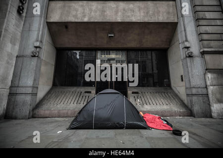 Londres, Royaume-Uni. Au 18 décembre 2016. Un rough sleeper's tente vu pendant la journée sur la route Londres Whitehall. © Guy Josse/Alamy Live News Banque D'Images