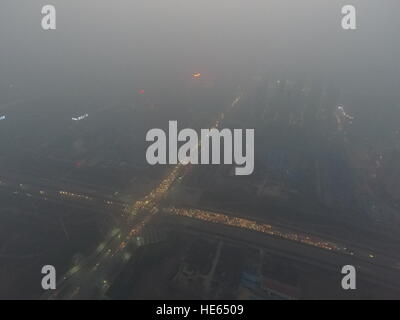 Zhengzh Zhengzh, Chine. Dec 18, 2016. Zhengzhou, Chine 18 décembre 2016 : (usage éditorial uniquement. Chine OUT) .Le smog lourds suaires Zhengzhou, capitale de la province du Henan en Chine centrale, Décembre 18, 2016. Le pire pollution de l'air jusqu'à présent cet hiver commencent à s'installer dans les régions du nord de la Chine, Henan, Shandong, Shanxi, Hebei, Tianjin et Pékin le 16 décembre et devrait durer plus de cinq jours. L'alerte rouge pour la pollution atmosphérique a été émis et les mesures d'urgence ont été prises pour lutter contre le smog. © SIPA Asie/ZUMA/Alamy Fil Live News Banque D'Images