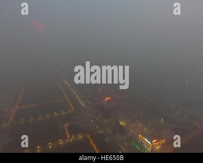 Zhengzh Zhengzh, Chine. Dec 18, 2016. Zhengzhou, Chine 18 décembre 2016 : (usage éditorial uniquement. Chine OUT) .Le smog lourds suaires Zhengzhou, capitale de la province du Henan en Chine centrale, Décembre 18, 2016. Le pire pollution de l'air jusqu'à présent cet hiver commencent à s'installer dans les régions du nord de la Chine, Henan, Shandong, Shanxi, Hebei, Tianjin et Pékin le 16 décembre et devrait durer plus de cinq jours. L'alerte rouge pour la pollution atmosphérique a été émis et les mesures d'urgence ont été prises pour lutter contre le smog. © SIPA Asie/ZUMA/Alamy Fil Live News Banque D'Images