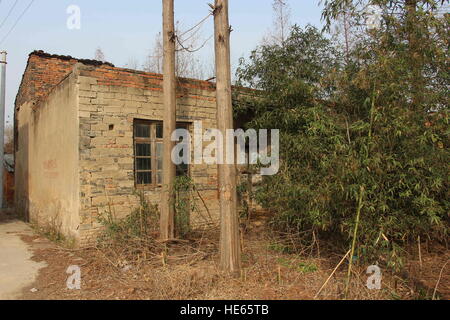 Xiaogan, Xiaogan, Chine. Dec 18, 2016. Xiaogan, Chine 18 décembre 2016 : (usage éditorial uniquement. Chine OUT) .Sangang Village, du village abandonné, dans le comté de Xiaogan Chateau Changyu Resort, le centre de la Chine, Province de Hubei, Décembre 18, 2016. Il y a eu plus de 200 villageois dans le village dans le temps passé, mais de nos jours, presque personne ne peut être vu dans le village parce que la plupart des villageois avaient déjà passé à d'autres endroits. © SIPA Asie/ZUMA/Alamy Fil Live News Banque D'Images