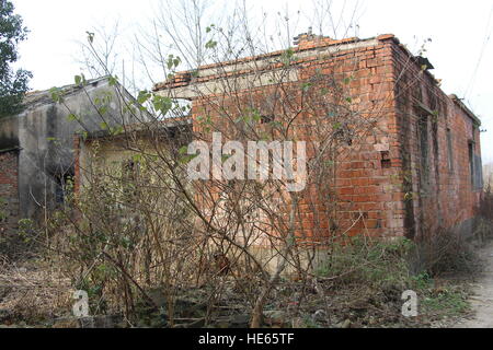 Xiaogan, Xiaogan, Chine. Dec 18, 2016. Xiaogan, Chine 18 décembre 2016 : (usage éditorial uniquement. Chine OUT) .Sangang Village, du village abandonné, dans le comté de Xiaogan Chateau Changyu Resort, le centre de la Chine, Province de Hubei, Décembre 18, 2016. Il y a eu plus de 200 villageois dans le village dans le temps passé, mais de nos jours, presque personne ne peut être vu dans le village parce que la plupart des villageois avaient déjà passé à d'autres endroits. © SIPA Asie/ZUMA/Alamy Fil Live News Banque D'Images