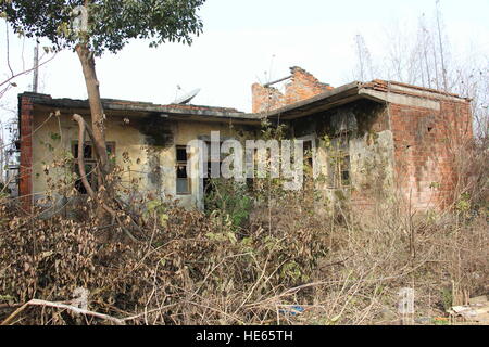 Xiaogan, Xiaogan, Chine. Dec 18, 2016. Xiaogan, Chine 18 décembre 2016 : (usage éditorial uniquement. Chine OUT) .Sangang Village, du village abandonné, dans le comté de Xiaogan Chateau Changyu Resort, le centre de la Chine, Province de Hubei, Décembre 18, 2016. Il y a eu plus de 200 villageois dans le village dans le temps passé, mais de nos jours, presque personne ne peut être vu dans le village parce que la plupart des villageois avaient déjà passé à d'autres endroits. © SIPA Asie/ZUMA/Alamy Fil Live News Banque D'Images