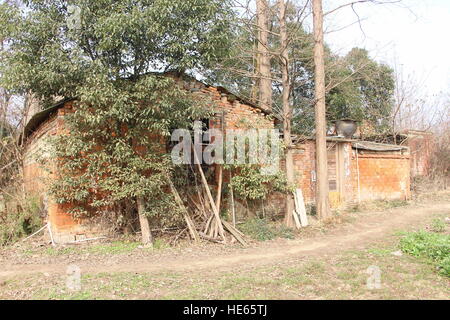 Xiaogan, Xiaogan, Chine. Dec 18, 2016. Xiaogan, Chine 18 décembre 2016 : (usage éditorial uniquement. Chine OUT) .Sangang Village, du village abandonné, dans le comté de Xiaogan Chateau Changyu Resort, le centre de la Chine, Province de Hubei, Décembre 18, 2016. Il y a eu plus de 200 villageois dans le village dans le temps passé, mais de nos jours, presque personne ne peut être vu dans le village parce que la plupart des villageois avaient déjà passé à d'autres endroits. © SIPA Asie/ZUMA/Alamy Fil Live News Banque D'Images