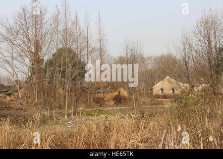 Xiaogan, Xiaogan, Chine. Dec 18, 2016. Xiaogan, Chine 18 décembre 2016 : (usage éditorial uniquement. Chine OUT) .Sangang Village, du village abandonné, dans le comté de Xiaogan Chateau Changyu Resort, le centre de la Chine, Province de Hubei, Décembre 18, 2016. Il y a eu plus de 200 villageois dans le village dans le temps passé, mais de nos jours, presque personne ne peut être vu dans le village parce que la plupart des villageois avaient déjà passé à d'autres endroits. © SIPA Asie/ZUMA/Alamy Fil Live News Banque D'Images