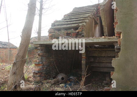 Xiaogan, Xiaogan, Chine. Dec 18, 2016. Xiaogan, Chine 18 décembre 2016 : (usage éditorial uniquement. Chine OUT) .Sangang Village, du village abandonné, dans le comté de Xiaogan Chateau Changyu Resort, le centre de la Chine, Province de Hubei, Décembre 18, 2016. Il y a eu plus de 200 villageois dans le village dans le temps passé, mais de nos jours, presque personne ne peut être vu dans le village parce que la plupart des villageois avaient déjà passé à d'autres endroits. © SIPA Asie/ZUMA/Alamy Fil Live News Banque D'Images