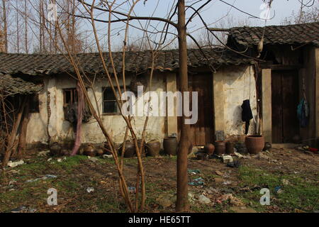 Xiaogan, Xiaogan, Chine. Dec 18, 2016. Xiaogan, Chine 18 décembre 2016 : (usage éditorial uniquement. Chine OUT) .Sangang Village, du village abandonné, dans le comté de Xiaogan Chateau Changyu Resort, le centre de la Chine, Province de Hubei, Décembre 18, 2016. Il y a eu plus de 200 villageois dans le village dans le temps passé, mais de nos jours, presque personne ne peut être vu dans le village parce que la plupart des villageois avaient déjà passé à d'autres endroits. © SIPA Asie/ZUMA/Alamy Fil Live News Banque D'Images