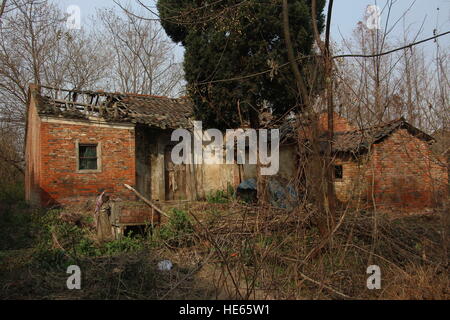 Xiaogan, Xiaogan, Chine. Dec 18, 2016. Xiaogan, Chine 18 décembre 2016 : (usage éditorial uniquement. Chine OUT) .Sangang Village, du village abandonné, dans le comté de Xiaogan Chateau Changyu Resort, le centre de la Chine, Province de Hubei, Décembre 18, 2016. Il y a eu plus de 200 villageois dans le village dans le temps passé, mais de nos jours, presque personne ne peut être vu dans le village parce que la plupart des villageois avaient déjà passé à d'autres endroits. © SIPA Asie/ZUMA/Alamy Fil Live News Banque D'Images