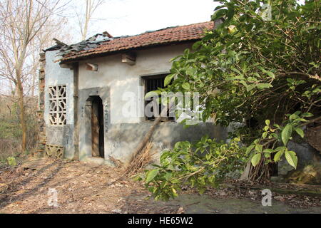 Xiaogan, Xiaogan, Chine. Dec 18, 2016. Xiaogan, Chine 18 décembre 2016 : (usage éditorial uniquement. Chine OUT) .Sangang Village, du village abandonné, dans le comté de Xiaogan Chateau Changyu Resort, le centre de la Chine, Province de Hubei, Décembre 18, 2016. Il y a eu plus de 200 villageois dans le village dans le temps passé, mais de nos jours, presque personne ne peut être vu dans le village parce que la plupart des villageois avaient déjà passé à d'autres endroits. © SIPA Asie/ZUMA/Alamy Fil Live News Banque D'Images