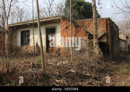 Xiaogan, Xiaogan, Chine. Dec 18, 2016. Xiaogan, Chine 18 décembre 2016 : (usage éditorial uniquement. Chine OUT) .Sangang Village, du village abandonné, dans le comté de Xiaogan Chateau Changyu Resort, le centre de la Chine, Province de Hubei, Décembre 18, 2016. Il y a eu plus de 200 villageois dans le village dans le temps passé, mais de nos jours, presque personne ne peut être vu dans le village parce que la plupart des villageois avaient déjà passé à d'autres endroits. © SIPA Asie/ZUMA/Alamy Fil Live News Banque D'Images