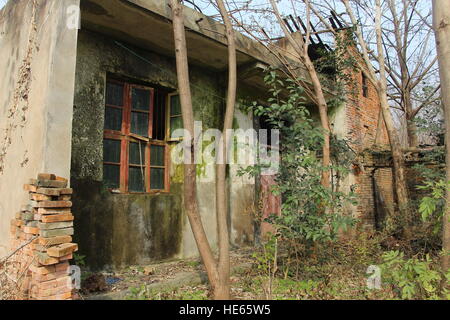 Xiaogan, Xiaogan, Chine. Dec 18, 2016. Xiaogan, Chine 18 décembre 2016 : (usage éditorial uniquement. Chine OUT) .Sangang Village, du village abandonné, dans le comté de Xiaogan Chateau Changyu Resort, le centre de la Chine, Province de Hubei, Décembre 18, 2016. Il y a eu plus de 200 villageois dans le village dans le temps passé, mais de nos jours, presque personne ne peut être vu dans le village parce que la plupart des villageois avaient déjà passé à d'autres endroits. © SIPA Asie/ZUMA/Alamy Fil Live News Banque D'Images