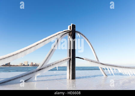 Chicago, USA. Dec 18, 2016. Les rives du lac Michigan est givré à Chicago, États-Unis, le 18 décembre 2016. La température la plus élevée de Chicago le dimanche était de moins 11 degrés Celsius et le plus bas au moins 23. © Ting Shen/Xinhua/Alamy Live News Banque D'Images