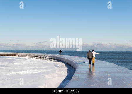 Chicago, USA. Dec 18, 2016. Les gens marchent sur la rive glacée du lac Michigan à Chicago, États-Unis, le 18 décembre 2016. La température la plus élevée de Chicago le dimanche était de moins 11 degrés Celsius et le plus bas au moins 23. © Ting Shen/Xinhua/Alamy Live News Banque D'Images