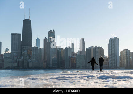 Chicago, USA. Dec 18, 2016. Les gens marchent sur sur la rive glacée du lac Michigan à Chicago, États-Unis, le 18 décembre 2016. La température la plus élevée de Chicago le dimanche était de moins 11 degrés Celsius et le plus bas au moins 23. © Ting Shen/Xinhua/Alamy Live News Banque D'Images